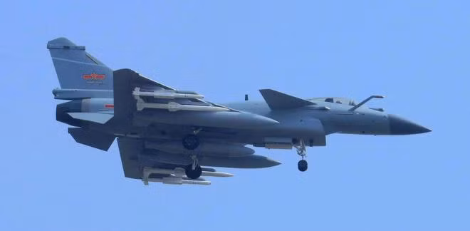 Ngoài ra J-10C còn được trang bị radar mảng pha quét chủ động (AESA) công nghệ mới, tiên tiến hơn nhiều so với loại N035 Irbis-E quét thụ động (PESA) mà Nga tích hợp cho chiến đấu cơ của mình.