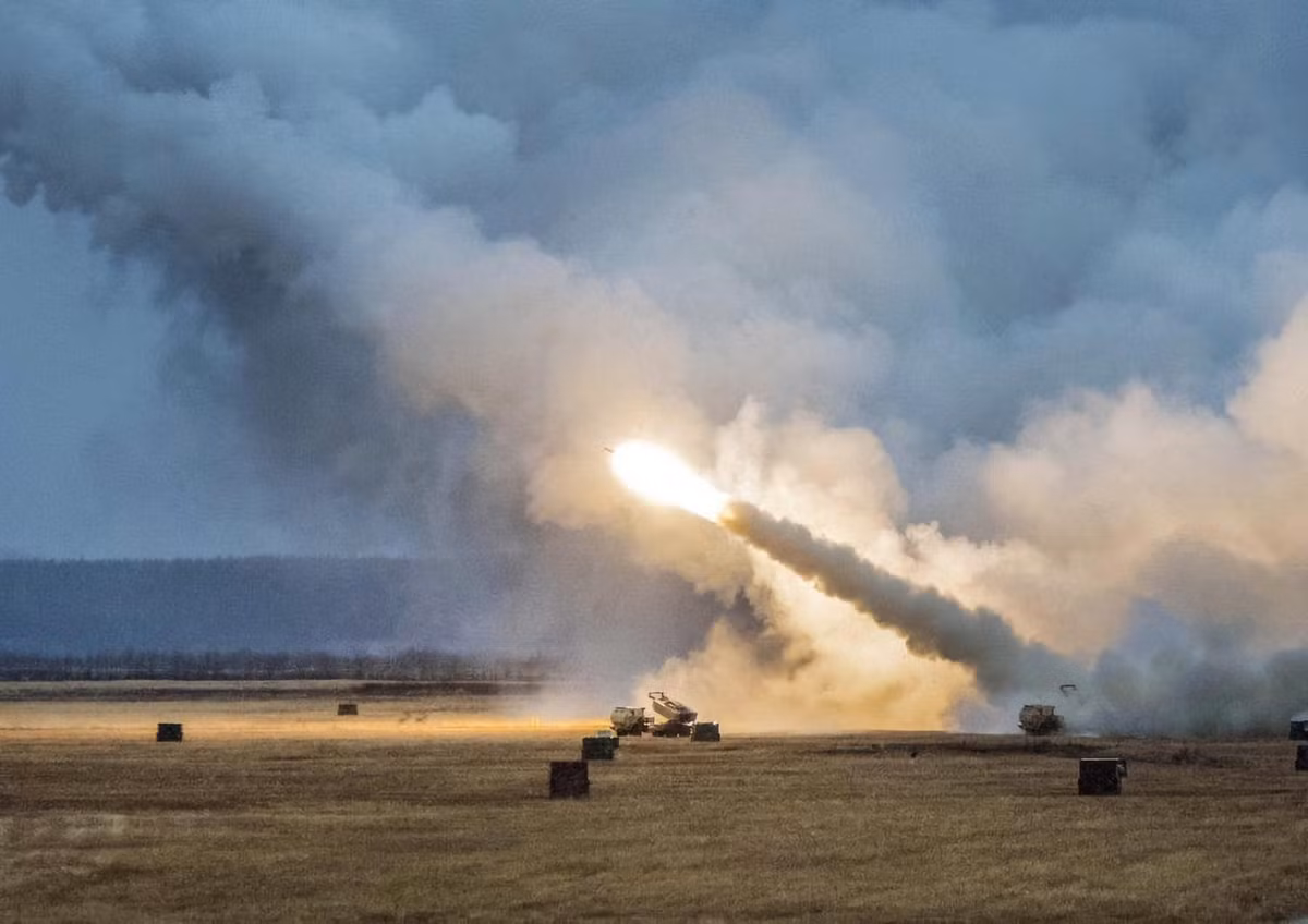 Trước đó hồi cuối tháng 7 vừa rồi, Bộ trưởng Quốc phòng Ukraine đã tuyên bố, trong gói viện trợ trị giá 270 triệu USD mới nhất của Mỹ tới quốc gia này, có một loại tên lửa chống bức xạ. Rất có thể, đây là một loại vũ khí hoàn toàn mới chưa từng được công bố trước đây, và gần như chắc chắn rằng nó không phải phiên bản phóng từ mặt đất của AGM-88 HARM.