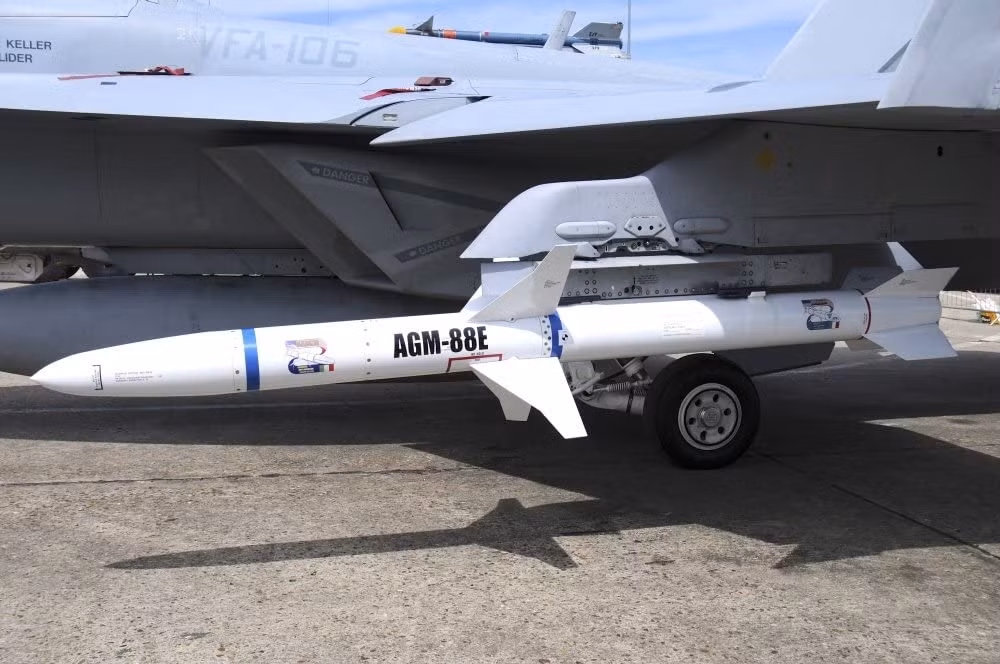 Cụ thể, tên lửa AGM-88 HARM dài 4,7 mét, sải cánh rộng 1.08 mét - quá khổ so với đạn phản lực của tổ hợp HIMARS, với chiều dài 3.94 mét và đường kính chỉ 227mm.