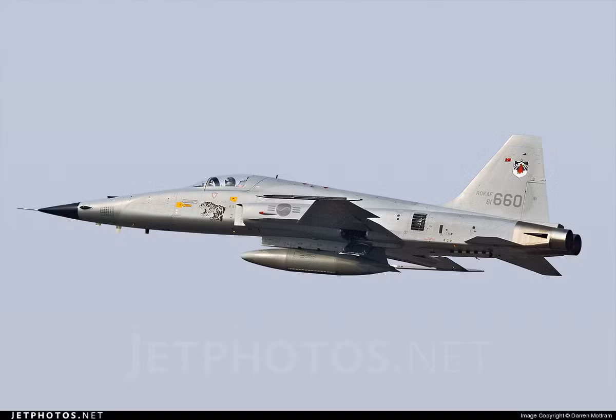 Việc đưa một loại tiêm kích lâu đời như F-5E vào lực lượng nòng cốt, dù sẽ giúp giảm thiểu chi phí vận hành, nhưng kéo theo đó là rất nhiều hệ lụy, nhất là tỷ lệ tai nạn tăng cao.