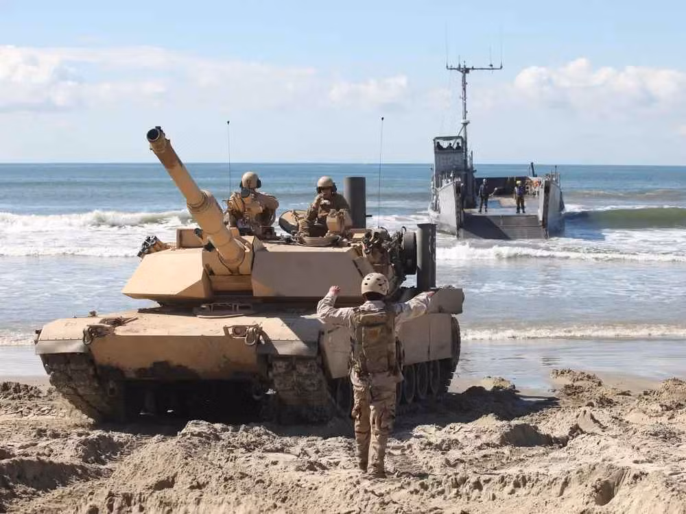 Các xe tăng M1A1 Abrams của Mỹ, về cơ bản cũng không có khả năng sống sót trên chiến trường tốt hơn so với T-80U và T-90. Và trong khi T-90M của Nga vẫn bị hạ gục tại Ukraine, thì không có gì đảm bảo về việc "lật ngược thế cờ" của các xe tăng M1A1.