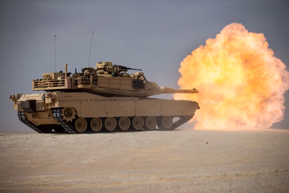 Giáp bảo vệ của M1A1 cũng khá hiện đại. Theo Military Today, lớp giáp M829A2 của xe tăng M1A1 Abrams có khả năng tương đương với lớp giáp trên xe tăng T-80U và T-90 của Nga.