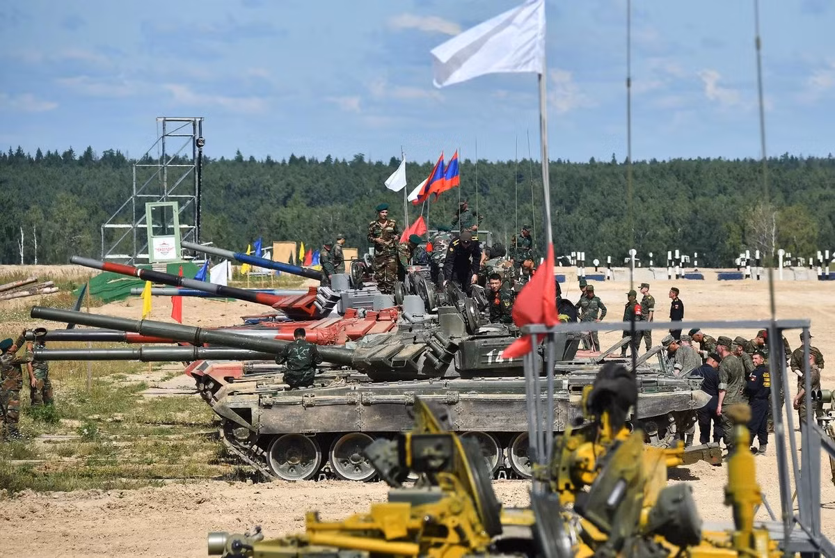 Như thường lệ, năm nay các đội tuyển tham dự Tank Biathlon 2022 sẽ tiếp tục được nước chủ nhà cho mượn xe tăng chủ lực T-72B3. Ngoài trừ Trung Quốc - quốc gia này vẫn tự mang theo xe tăng Type 96B do nước này tự sản xuất tới thi đấu.