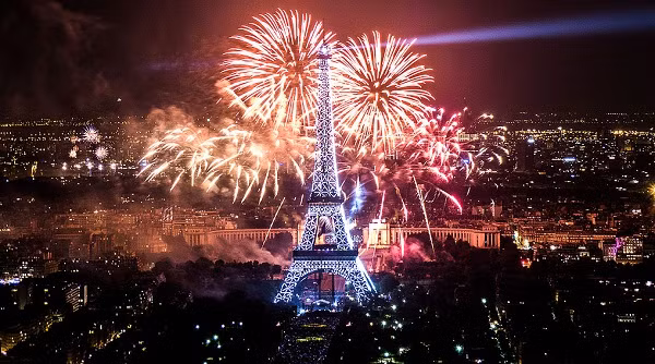 Người dân Paris lại có cách đón năm mới cực kỳ độc đáo với những bữa tiệc kéo dài tới ngày 3/1 mới kết thúc, và tất nhiên, rượu vang là thứ không thể thiếu trong những bữa tiệc dài xuyên năm mới của người Pháp.