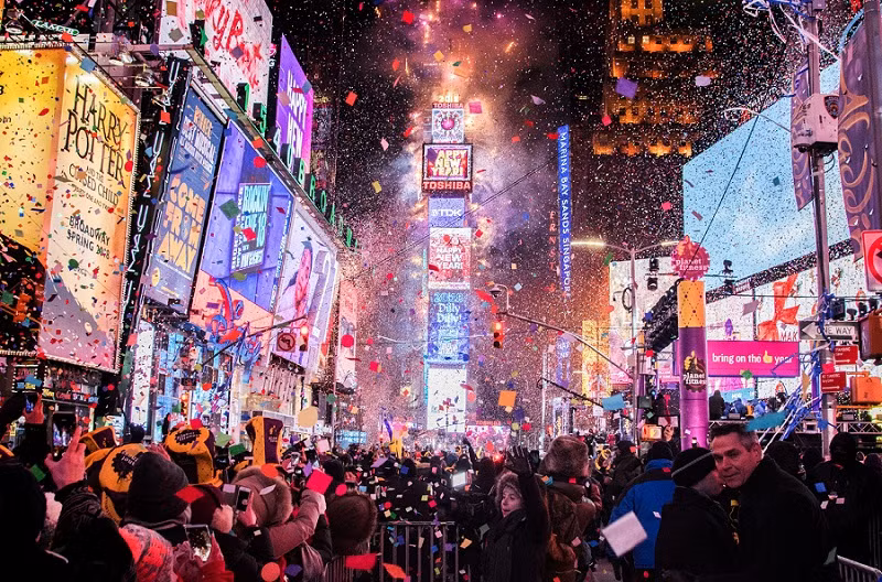 Ở New York, người dân sẽ đổ ra đường và đón năm mới tại Quảng Trường Thời Đại. Tại đây, lễ hội đếm ngược sẽ kèm theo hình ảnh quả cầu pha-lê rơi dần, sau đó, đám đông sẽ cùng hát vang bài hát truyền thống "Auld Lang Syne".