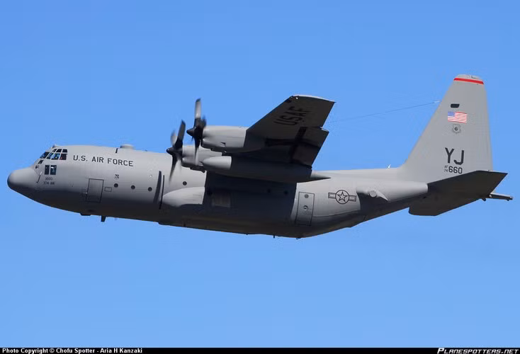 Một chiếc C-130 có tải trọng tối đa tới hơn 20 tấn cho phép chở 92 hành khách hoặc 64 lính dù hoặc 74 cáng cứu thương hoặc 2 xe bọc thép M113.