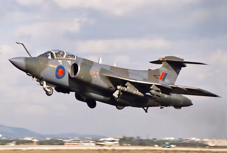 Để vận chuyển các đầu đạn hạt nhân trên không, Nam Phi đã sử dụng máy bay Hawker Siddeley Buccaneer, một máy bay tấn công do Anh chế tạo mà Nam Phi mua từ năm 1965. Máy bay này đã thực hiện chuyến bay đầu tiên vào năm 1958 và phục vụ trong Không quân Hoàng gia Anh từ năm 1962.