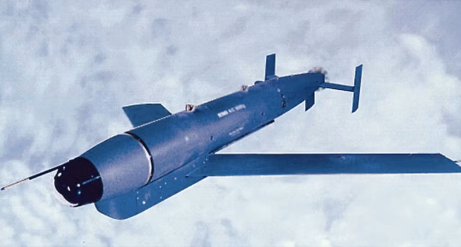 Nam Phi nhanh chóng điều chỉnh khả năng tác chiến của máy bay Buccaneer để có thể thực hiện các vai trò tấn công, bằng cách sử dụng một quả bom lượn dẫn đường được gọi là Raptor I, loại bom có thể cho phép máy bay ném bom thực hiện các cuộc tấn công hạt nhân vào mục tiêu từ khoảng cách an toàn hơn.