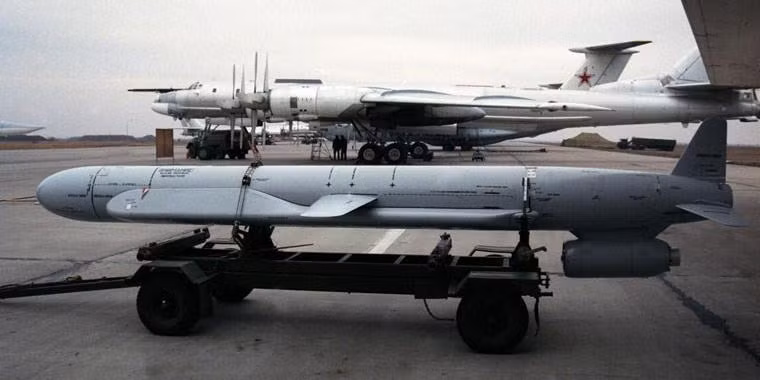 Kh-101 mang đầu đạn thường nặng 450 kg với loại thuốc nổ cực mạnh.