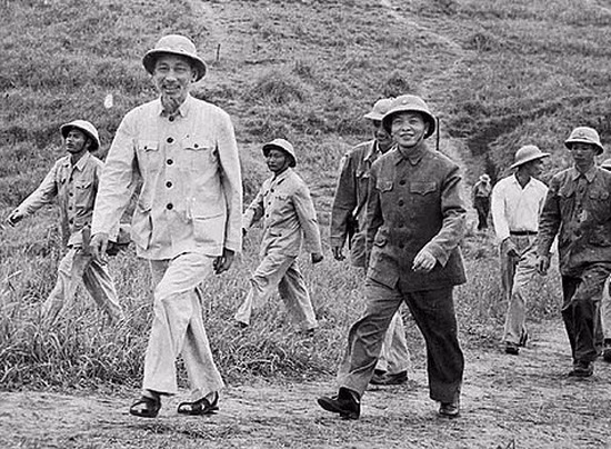 Nhận định về Chủ tịch Hồ Chí Minh, người đã trao cho mình cấp hàm Đại tướng và quyền Tổng chỉ huy quân đội, trong hồi ký của mình, Tướng Giáp đã viết: "Hồ Chí Minh là con người của những quyết định lịch sử".