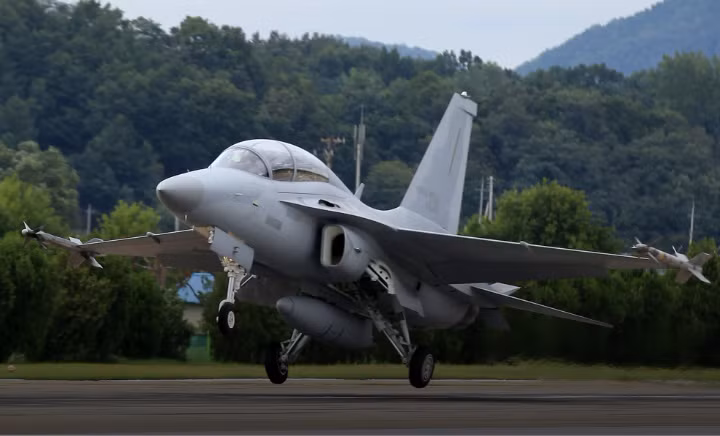 Thậm chí nếu lựa chọn F-35, Ba Lan sẽ phải "xếp hàng" nhiều năm cho tới khi tới lượt, đơn giản là vì rất nhiều quốc gia châu Âu đã đóng góp vào dự án F-35, tới nay vẫn chưa nhận đủ máy bay.