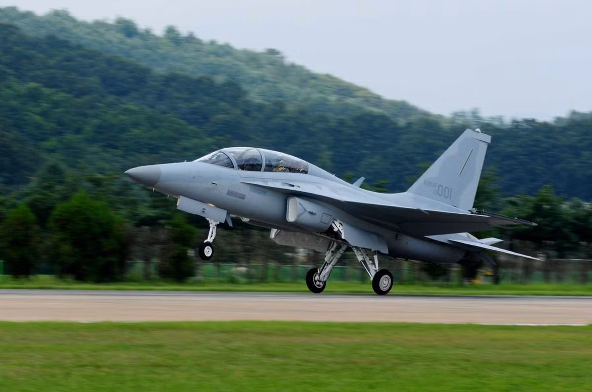 Các phi công lái thạo tiêm kích FA-50, có thể chuyển đổi ngay lập tức sang F-16 mà không tốn quá nhiều thời gian bay chuyển loại.