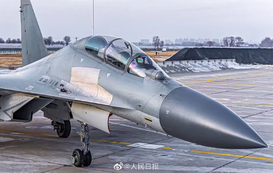 Có thể kể tới một vài phiên bản là sản phẩm phái sinh của J-11, trong đó bao gồm tiêm kích hạm J-15 - tiêm kích hạm duy nhất của Hải quân Trung Quốc hiện nay và chiến đấu cơ J-16 - tiêm kích đa năng với năng lực tác chiến cực kỳ mạnh mẽ.