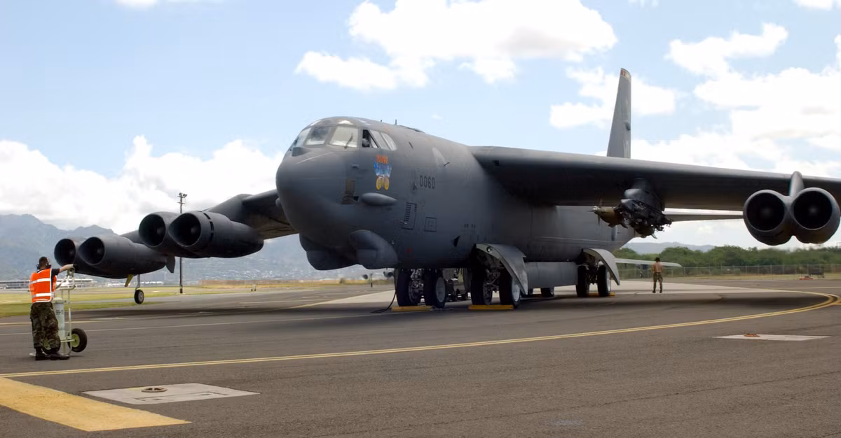 B-52 có thể ném bom rải thảm với tổng khối lượng bom lên tới 30 tấn và sau khi nâng cấp có thể lên tới 50 tấn, số bom này tạo ra những khu hủy diệt lớn.
