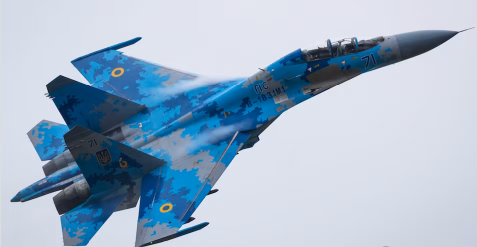 Trong biên chế của Không quân Ukraine, có tổng cộng 32 chiếc chiến đấu cơ Su-27, tuy nhiên trong đó cũng có 6 chiếc được sử dụng để phục vụ huấn luyện chuyển loại, chỉ 26 chiếc được trực chiến.