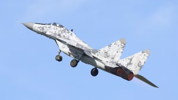 Theo kế hoạch, từ giờ tới hết tháng 8, phía Slovakia sẽ không có kế hoạch đưa dàn tiêm kích MiG-29 của mình ra khỏi biên chế. Thậm chí vào cuối tháng này, các chiến đấu cơ MiG-29 của Slovakia vẫn sẽ xuất hiện trong triển lãm hàng không STAF được tổ chức tại miền Tây nước này.