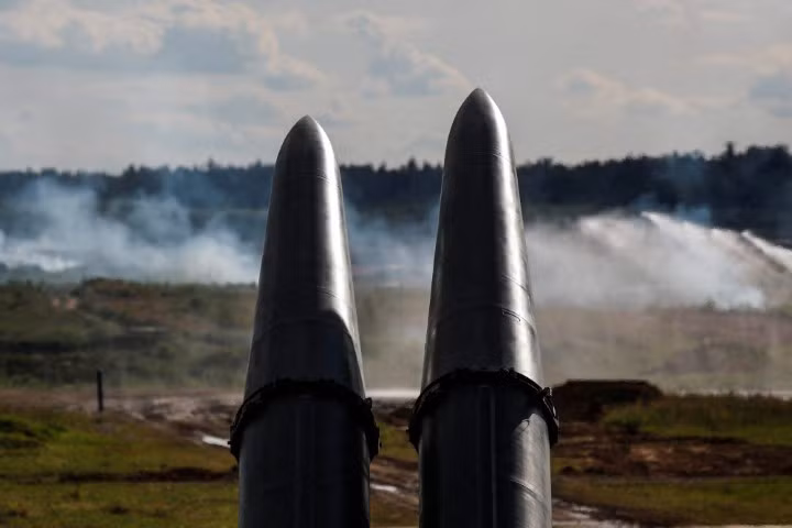 Theo Bulgarian Military, các tên lửa đạn đạo Iskander của Nga có khả năng phóng tấn công mục tiêu ở tầm xa tối đa 415 km/h. Trong quá khứ, Nga cũng từng tuyên bố Iskander là tên lửa đạn đạo tầm ngắn, tầm bắn dưới 400 km/h.