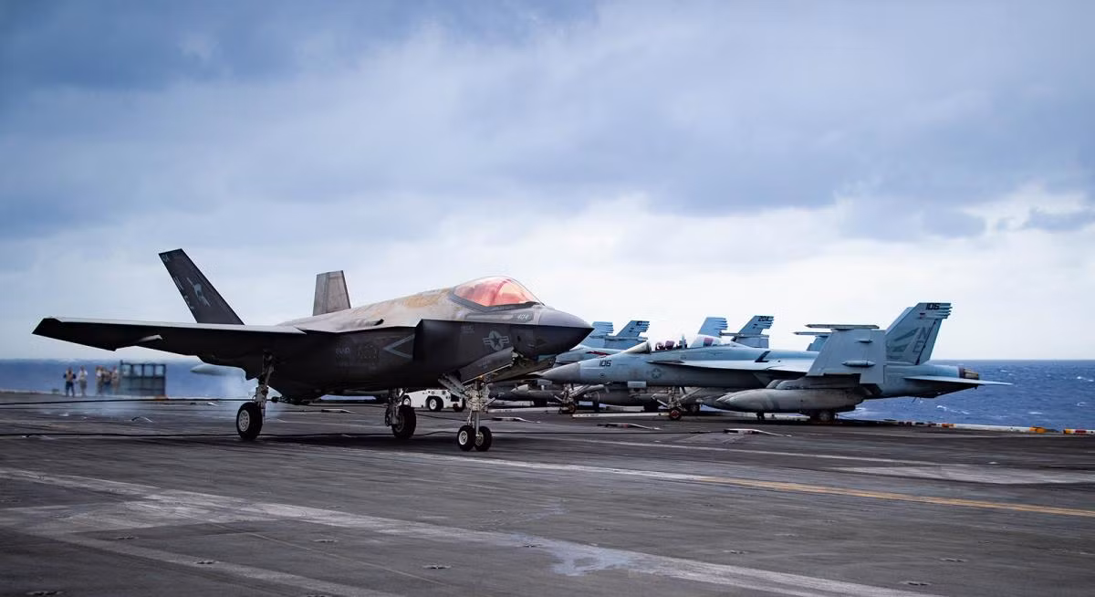 Nhóm tác chiến tàu sân bay Mỹ USS Carl Vinson đang trên hải trình tiến vào Biển Đông, dự kiến hội quân và diễn tập chung với nhóm đổ bộ tấn công USS Essex tại khu vực. Đây là lần đầu tiên Mỹ điều tàu sân bay và tàu đổ bộ tấn công tới Biển Đông trong năm nay.