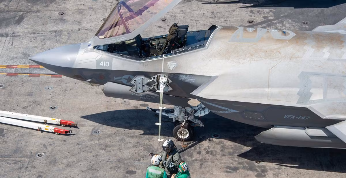 Khi ở chế độ tàng hình, F-35C chỉ có khả năng mang theo khoảng 2,8 tấn vũ khí, tất cả đều được giấu trong thân máy bay.