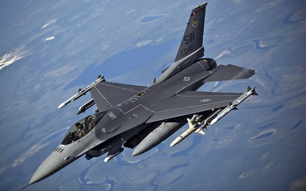Có thể khẳng định, NATO và Mỹ có thừa rất nhiều tiêm kích F-16, thậm chí nhiều quốc gia châu Âu từng bán "xả hàng" F-16 qua sử dụng với giá rất rẻ, tuy nhiên việc viện trợ cho Ukarine lại không đơn giản.
