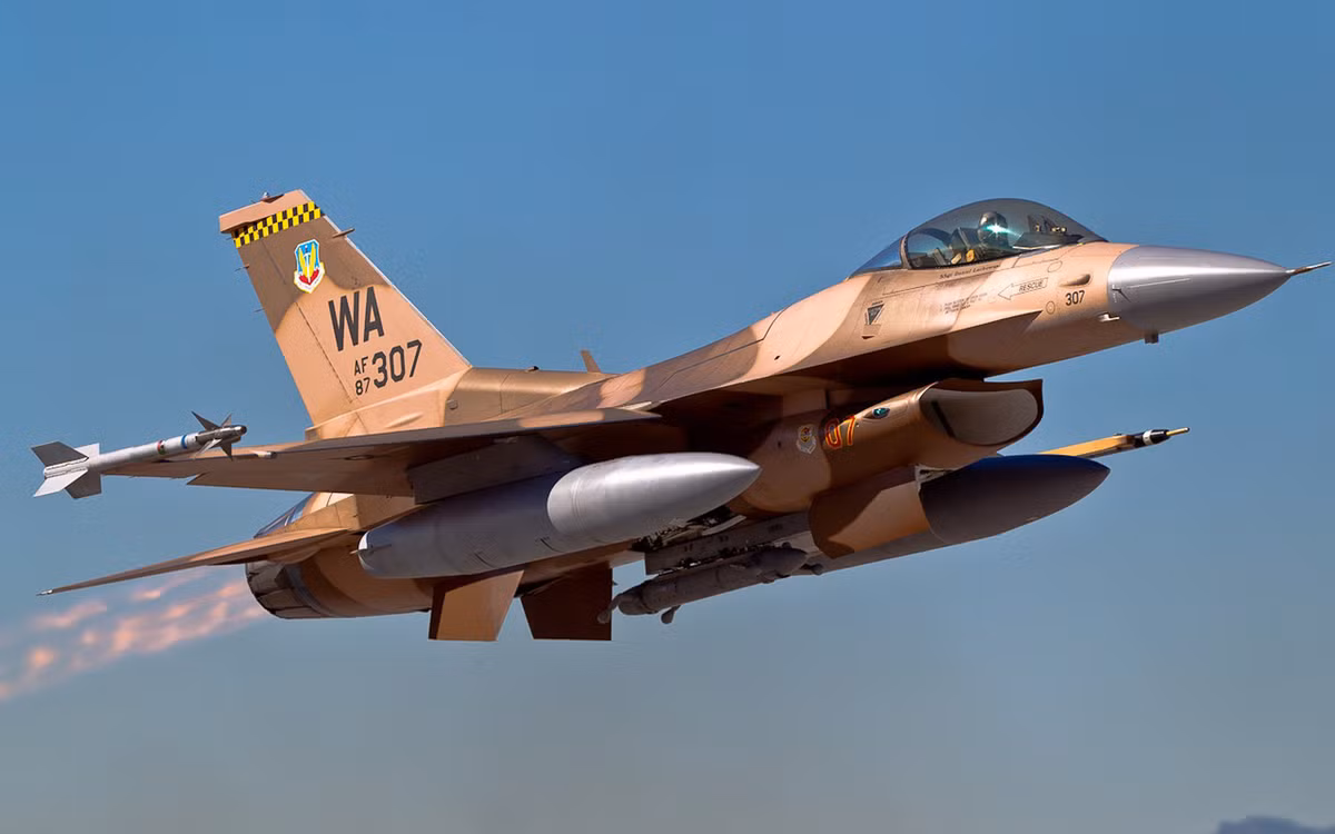 Thứ nhất, các phi công của Ukraine không thể làm chủ được tiêm kích F-16 trong một sớm một chiều. Cụ thể, các phi công Ukraine chỉ quen với các tiêm kích hệ Liên Xô cũ như Su-27, việc chuyển loại sang F-16, về cơ bản các phi công sẽ phải... học lại từ đầu.