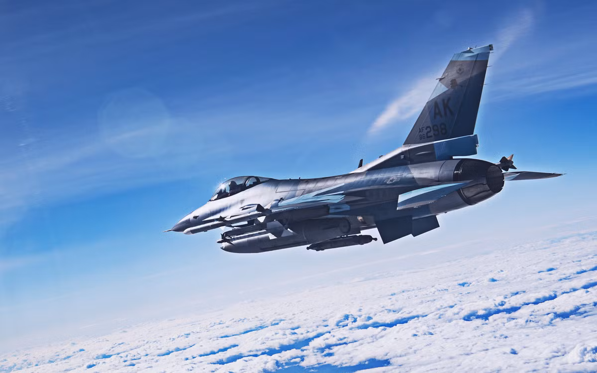 Ngoài ra, một chiếc tiêm kích F-16 sẽ đòi hỏi cơ sở vật chất và bảo dưỡng theo tiêu chuẩn Mỹ - một thứ mà có thể khẳng định, Ukraine cũng không có - do quốc gia này đã quen với việc vận hành tiêm kích hệ Liên Xô.