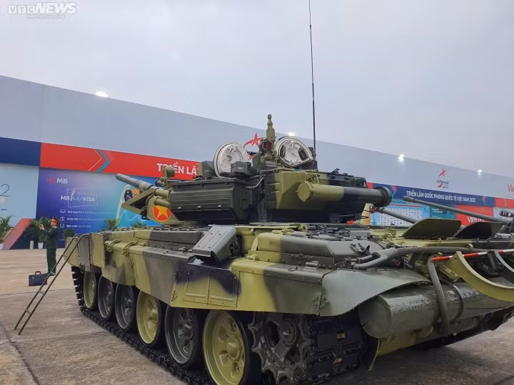 Tất nhiên, không thể thiếu hai loại xe tăng chủ lực trong biên chế của Quân đội Nhân dân Việt Nam hiện nay là T-90 phiên bản T-90S và T-90SK. Ảnh: Kông Anh - Trà Khánh/VTCnews.