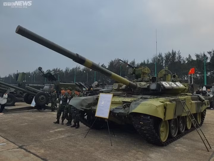 Đây cũng là hai phiên bản phổ biến bậc nhất của dòng xe tăng chủ lực T-90 - sản phẩm xuất khẩu chủ lực của Nga trong những năm gần đây. Ảnh: Kông Anh - Trà Khánh/VTCnews.