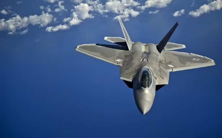 Chí ít thì Mỹ cũng từng xuất khẩu một vài tiêm kích F-14 Tomcat cho Iran, và tới nay Iran vẫn tiếp tục sử dụng được loại chiến đấu cơ này. Tuy nhiên ở thời điểm hiện tại, chắc chắn F-22 Raptor sẽ không được Mỹ xuất khẩu cho bất cứ ai.