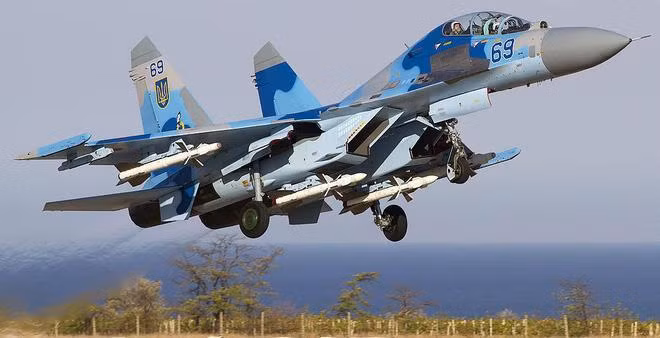 Hệ thống kiểm soát vũ khí của Su-27 cho phép phi công nhanh chóng sử dụng các loại tên lửa hoặc bom chuyên dụng nhằm tiêu diệt mục tiêu hiệu quả nhất