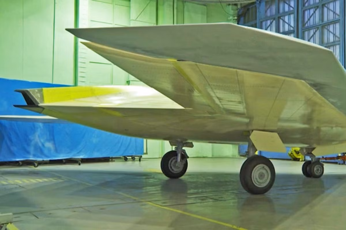 Những hình ảnh rò rỉ về phiên bản thử nghiệm thứ hai của S-70 Okhotnik cũng đã xuất hiện từ lâu. Tuy nhiên, sự xuất hiện của S-70 Okhotnik thế hệ hai trên đường băng thử nghiệm, cho thấy thành quả đáng nể mà Nga đã đạt được chỉ trong một thời gian ngắn.