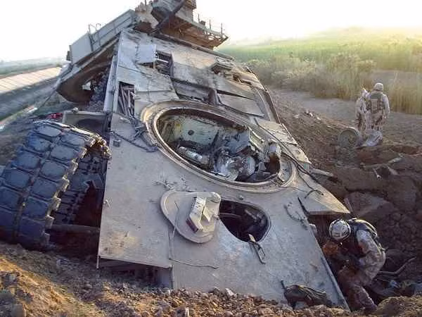 Trong một hình ảnh được ghi nhận lại từ cuộc chiến ở Trung Đông, chiếc M1 Abrams cũng bị thổi bay tháp pháo. Tuy nhiên đây được xác định là do ngoại lực, quả bom tự chế với khối lượng quá lớn, đã thổi chiếc Abrams bay lên không trung và khiến tháp pháo của nó tung ra ngoài, chứ không phải do kho đạn bên trong xe phát nổ.