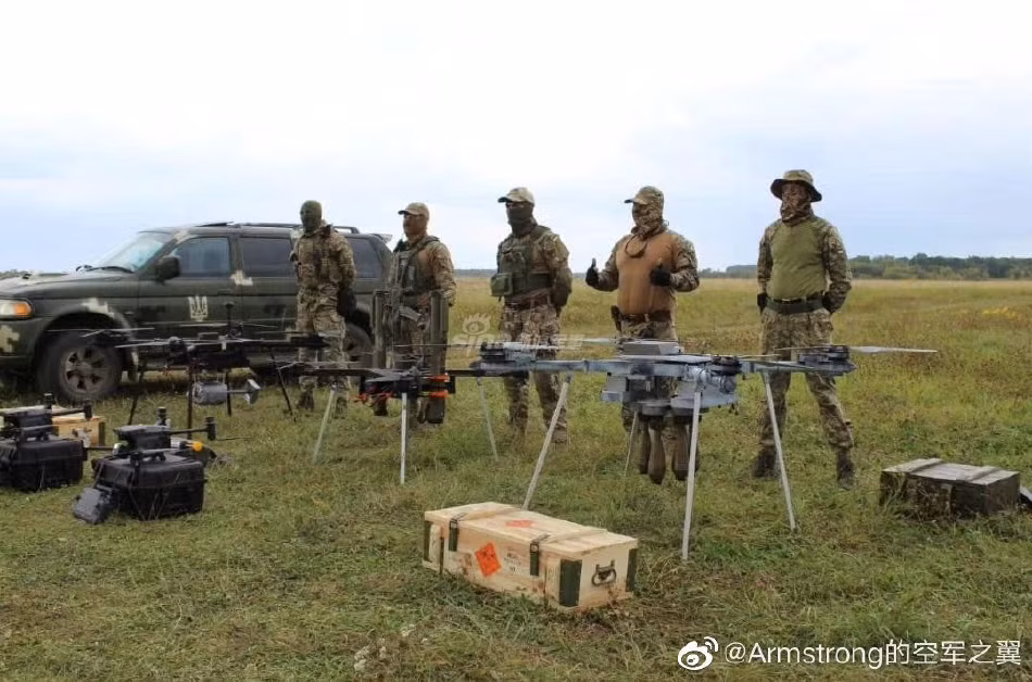Giống như những gì đã xảy ra trong xung đột giữa Azerbaijan và Armenia, UAV vũ trang cũng được tận dụng triệt để trong xung đột Nga - Ukraine, nhưng với quy mô và số lượng lớn hơn rất nhiều.