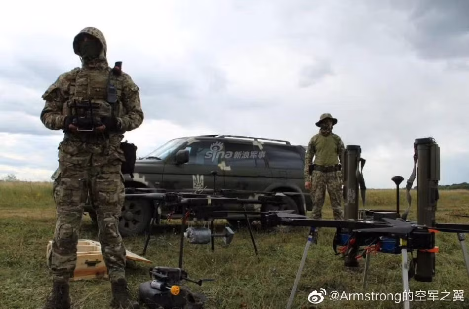 Cận cảnh hệ thống súng phóng lựu chống tăng được Ukraine gắn lên UAV. Khi tấn công, những khẩu súng chống tăng này sẽ bắn thẳng vào nóc xe tăng - nơi có giáp mỏng nhất và là điểm yếu chết người của mọi chiếc xe tăng.