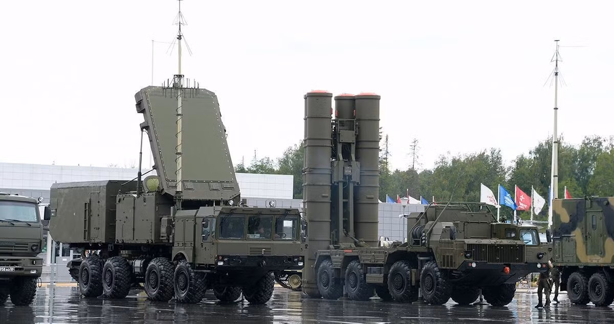 Gọi là hệ thống tên lửa tầm cao nhưng thực chất S-400 là một tổ hợp tên lửa đa tầm. Nó có thể hạ mục tiêu như chiến đấu cơ ở độ cao 27 km hoặc các mục tiêu ở tầm thấp. Đây là đặc điểm mà hiếm có một hệ thống tên lửa phòng không cùng thời của bất kỳ quốc gia nào làm được.