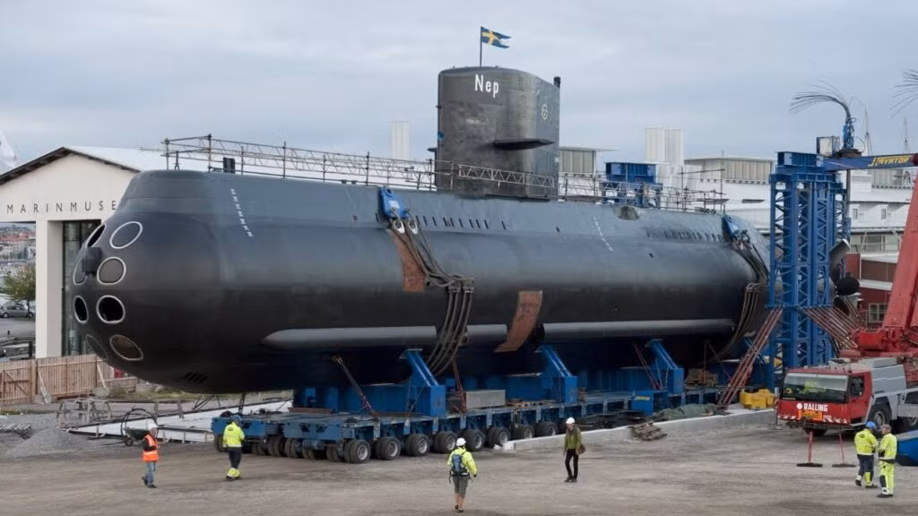 Mỗi tàu ngầm lớp Gotland có độ dài 60,7 mét, sau khi được nâng cấp sẽ dài thêm 2 mét, độ giãn nước tối đa 1380 tấn, thủy thủ đoàn tối đa 32 người và được trang bị 4 ống phóng ngư lôi cỡ 533 mm, 2 ống phóng ngư lôi 400 mm và mang theo tối đa 48 ngư lôi.