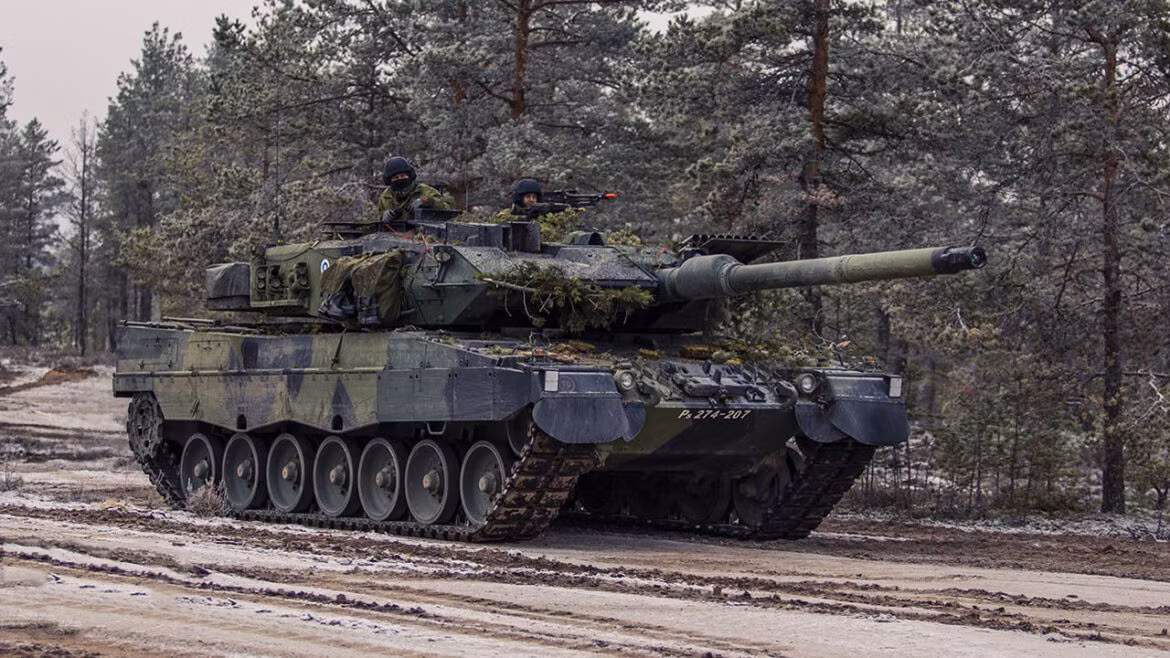 Leopard 2A6 được trang bị giáp tổng hợp thế hệ thứ 3, pháo chính cỡ nòng 120mm, chiều dài nòng pháo gấp 52 lần đường kính, cơ số đạn dự trữ 42 viên.