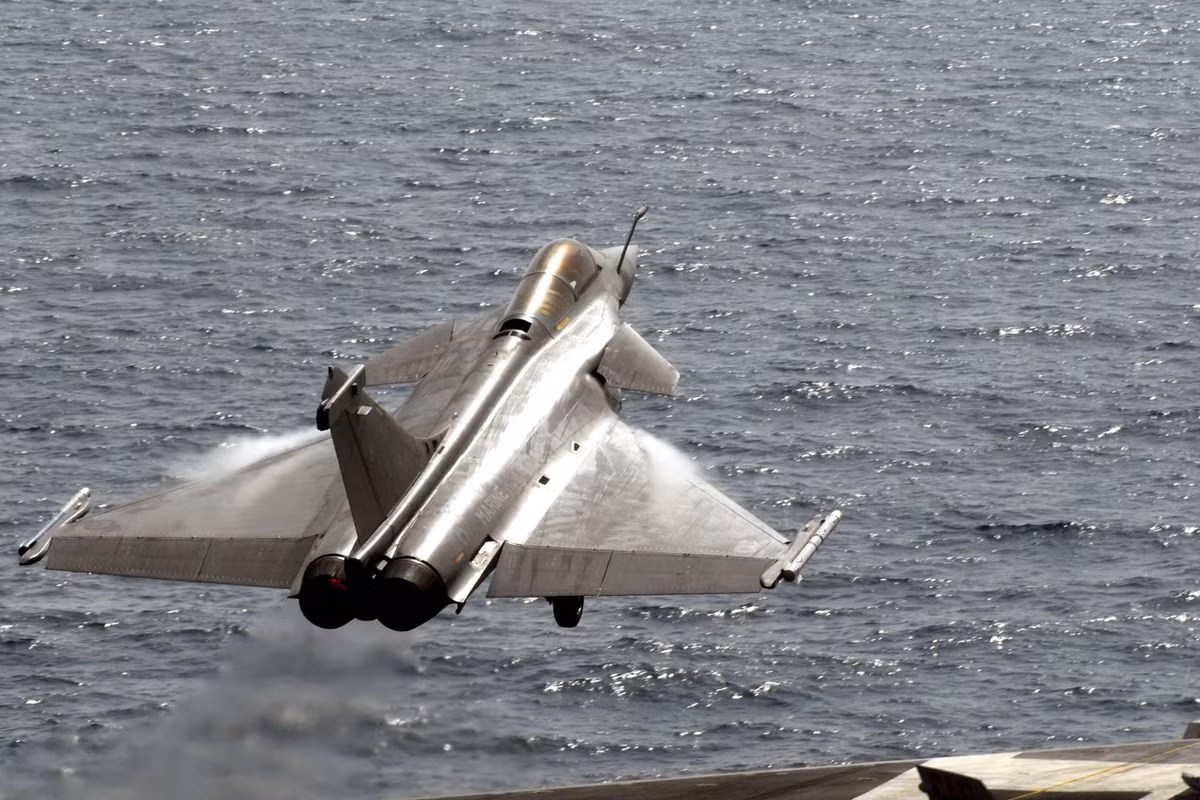 Đó là lý do tại sao Hải quân Ấn Độ đang cân nhắc lựa chọn từ bỏ tiêm kích MiG-29K của Nga để chuyển sang sử dụng Rafale-M của Pháp. Nếu các cuôc thử nghiệm thành công, việc thay thế có thể diễn ra cho đến năm 2026.