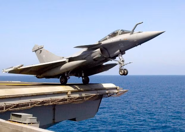 Báo chí Ấn Độ nói rõ: "Các máy bay chiến đấu đa năng Rafale-M là xương sống phi đội không quân bố trí trên tàu sân bay hạt nhân Charles de Gaulle của Pháp".