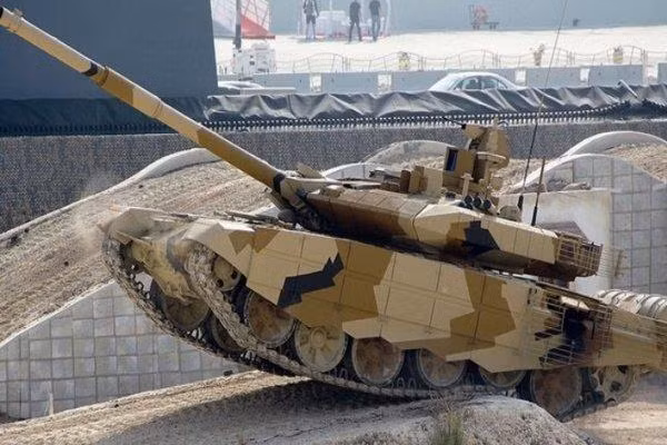 Xe tăng T-90MS là một trong những khí tài xuất khẩu chủ lực của Nga, nó đang dần thay thế T-90S trên thị trường thế giới, với Ấn Độ là khách hàng chính, trong khi Algeria bắt đầu nâng cấp các biến thể T-90 cũ của mình lên một tiêu chuẩn tương tự.