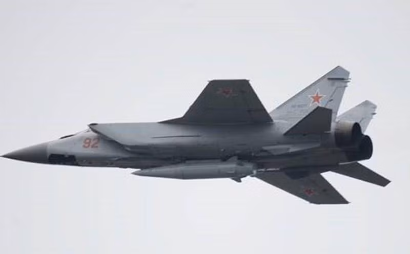 Helsinki gần đây đã phàn nàn rằng một cặp tiêm kích MiG-31 của Nga đã đến quá gần không phận của họ gần Porvoo. Đây là một khu vực đặc biệt vì nó chỉ cách thủ đô của Phần Lan 50 km. Sự xuất hiện của "quái vật từ tầng bình lưu" đã gây lo ngại cho đất nước Bắc Âu này.