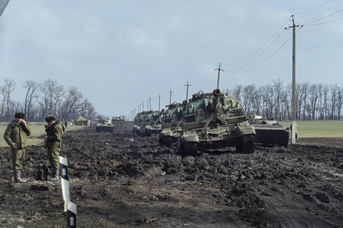 Ngoài ra, giới chức Ukraine cũng cho biết, quân đội Nga có các hành động cản trở việc người dân đi sơ tán. Tuy nhiên, truyền thông Nga lại cho rằng, gánh nặng sơ tán được đặt lên hệ thống tàu hỏa và đường bộ của Ukraine, đã khiến giao thông của quốc gia này đình trệ.