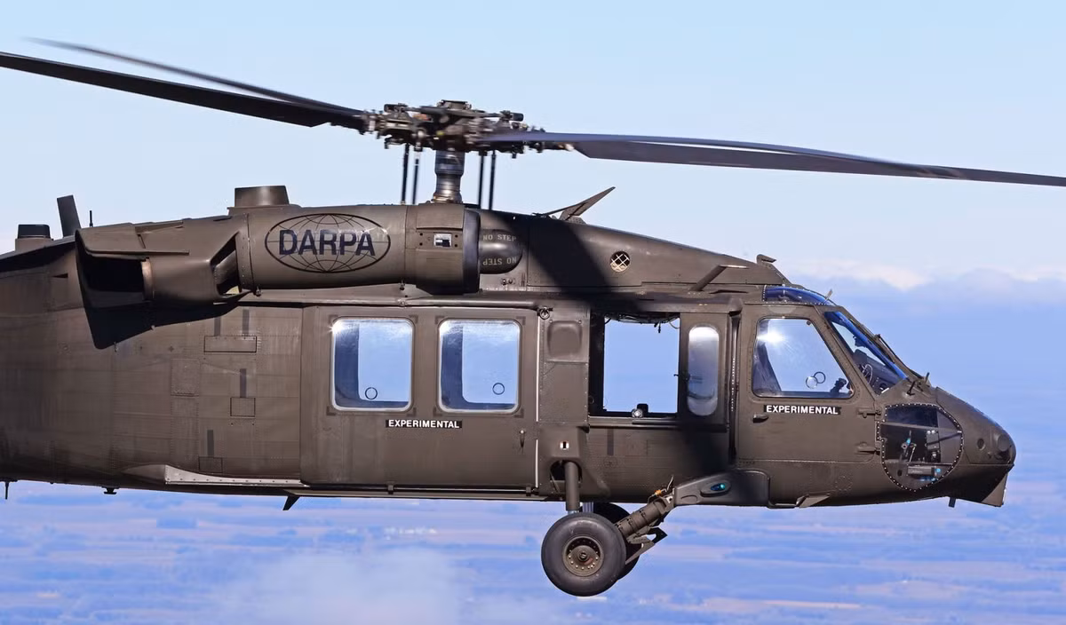 Được thiết kế như một trực thăng đa dụng, Black Hawk không những có thể làm nhiệm vụ vận tải, mà còn có thể tham gia yểm trợ mặt đất, hoặc thậm chí làm nhiệm vụ chống ngầm.
