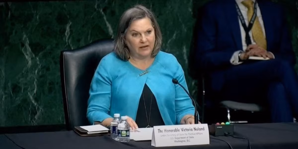 Thứ trưởng Ngoại giao Mỹ bà Victoria Nuland xác nhận việc Ukraine có các cơ sở hóa học, Mỹ đang giúp Ukraine ngăn ngừa các cơ sở hóa học này rơi vào tay Nga, và ngăn chặn các hành động phá hoại các cơ sở nguy hiểm này.