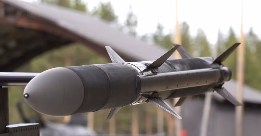 Còn với tên lửa AIM-260, những hình ảnh đầu tiên cho thấy loại vũ khí này có thể lắp đặt vừa bên trong khoang chứa vũ khí của F-22 Raptor.