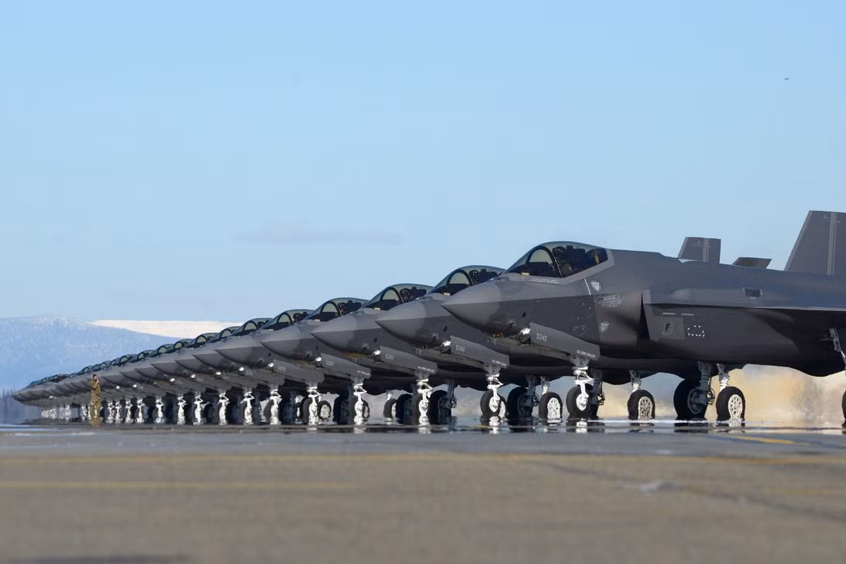 Bỉ cũng đã đặt hàng 34 chiến đấu cơ F-35A từ năm 2018, thậm chí Ba Lan cũng ký hợp đồng đặt mua F-35 từ năm 2020 với số lượng 20 chiếc.
