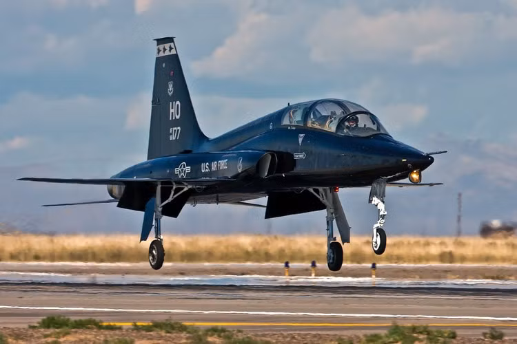 Tới nay, dù gần như các phi đội tiêm kích F-5 Tiger trên thế giới đã được cho nghỉ hưu, nhưng vẫn còn khoảng hơn 1100 chiếc T-38 Talon đang cần mẫn phục vụ trên khắp thế giới. Ảnh: USAF.