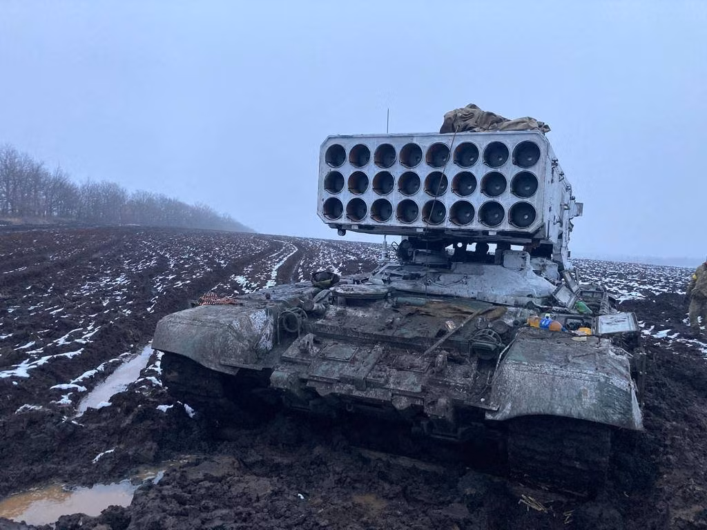 Trong quân đội Ukraine cũng có sở hữu loại vũ khí này, nguồn gốc của các dàn xe phóng TOS-1A trong biên chế Ukraine, chủ yếu là từ chiến lợi phẩm trong chiến dịch quân sự đặc biệt được Nga phát động.