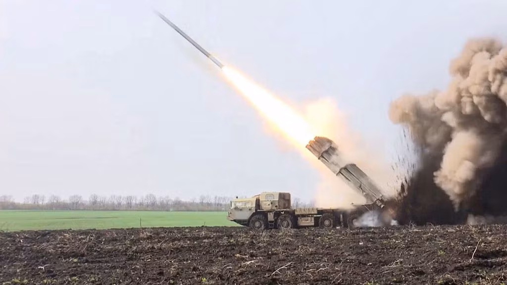 Pháo phản lực BM-30 Smerch có tầm bắn từ 120 km cho tới 200 km tùy từng loại đạn. Tầm bắn này vượt trội hoàn toàn so với đạn thông thường và gần tương đương với đạn dẫn đường tăng tầm của HIMARS.