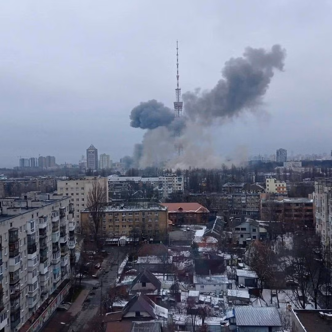 Phương Tây ước tính Nga đưa khoảng 30.000 tới 60.000 quân tới Ukraine tham chiến, nhiều tài liệu cho thấy con số này có thể lên tới 200.000, tuy nhiên trong những ngày vừa qua, bước tiến của quân Nga có vẻ khá chậm chạp.